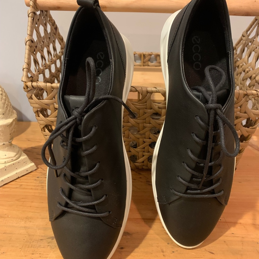 Ecco women’s sneakers sz 40 BWT